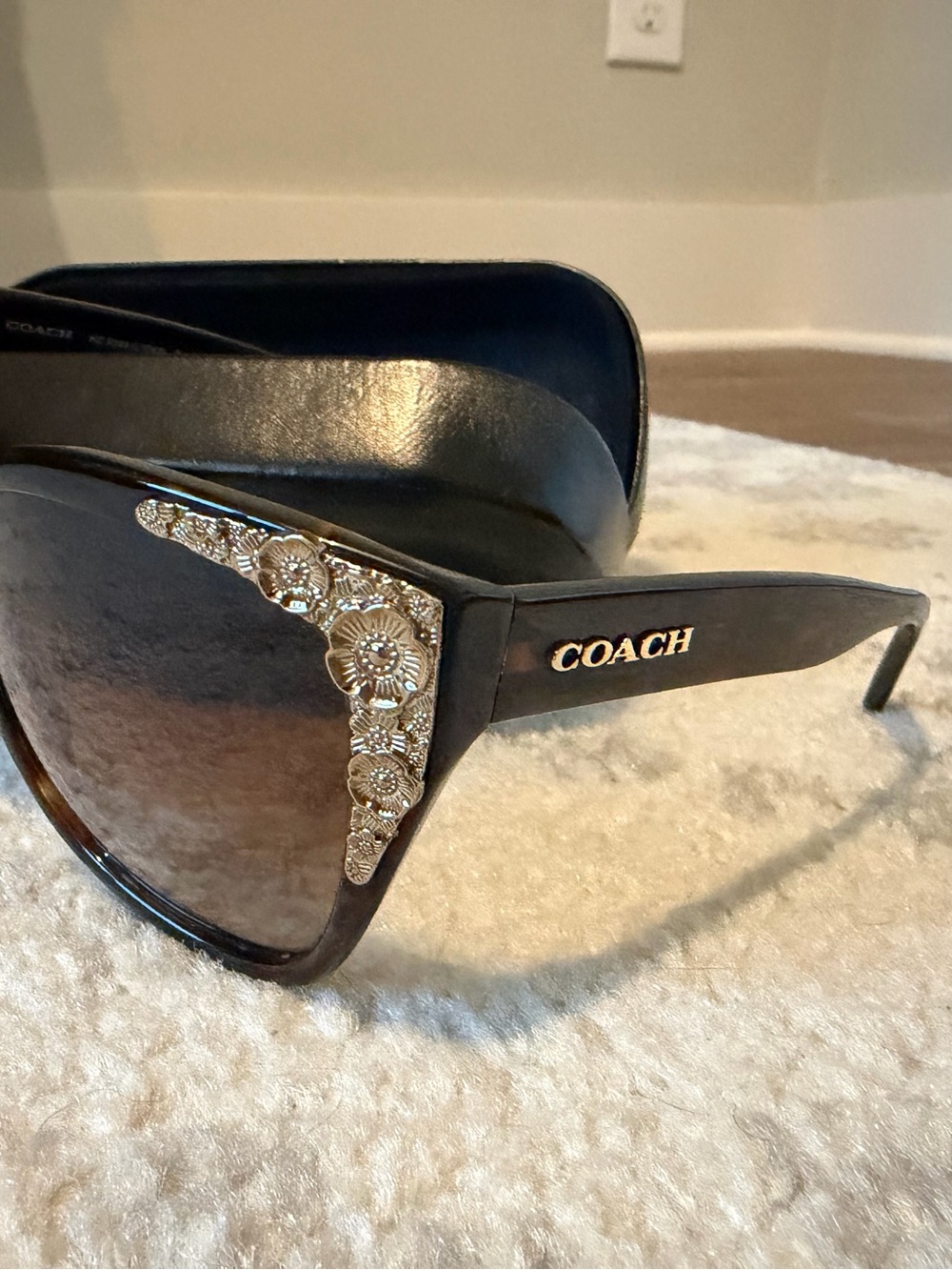 COACH EUC Women's Brown Sunnies with Gold Floral Accent